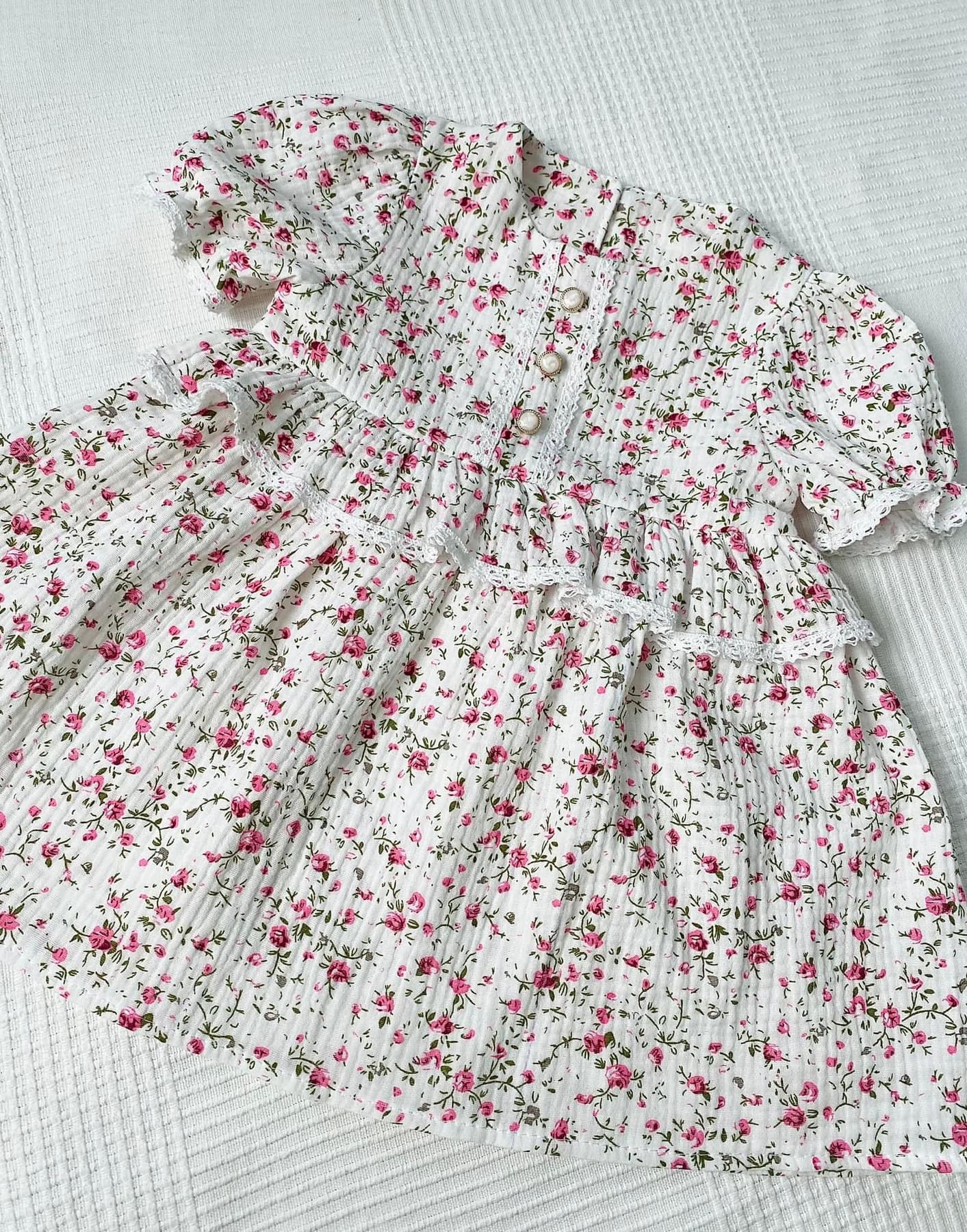 Mousseline jurk ‘Demi’ met bloemen motief en decoratieve knopjes