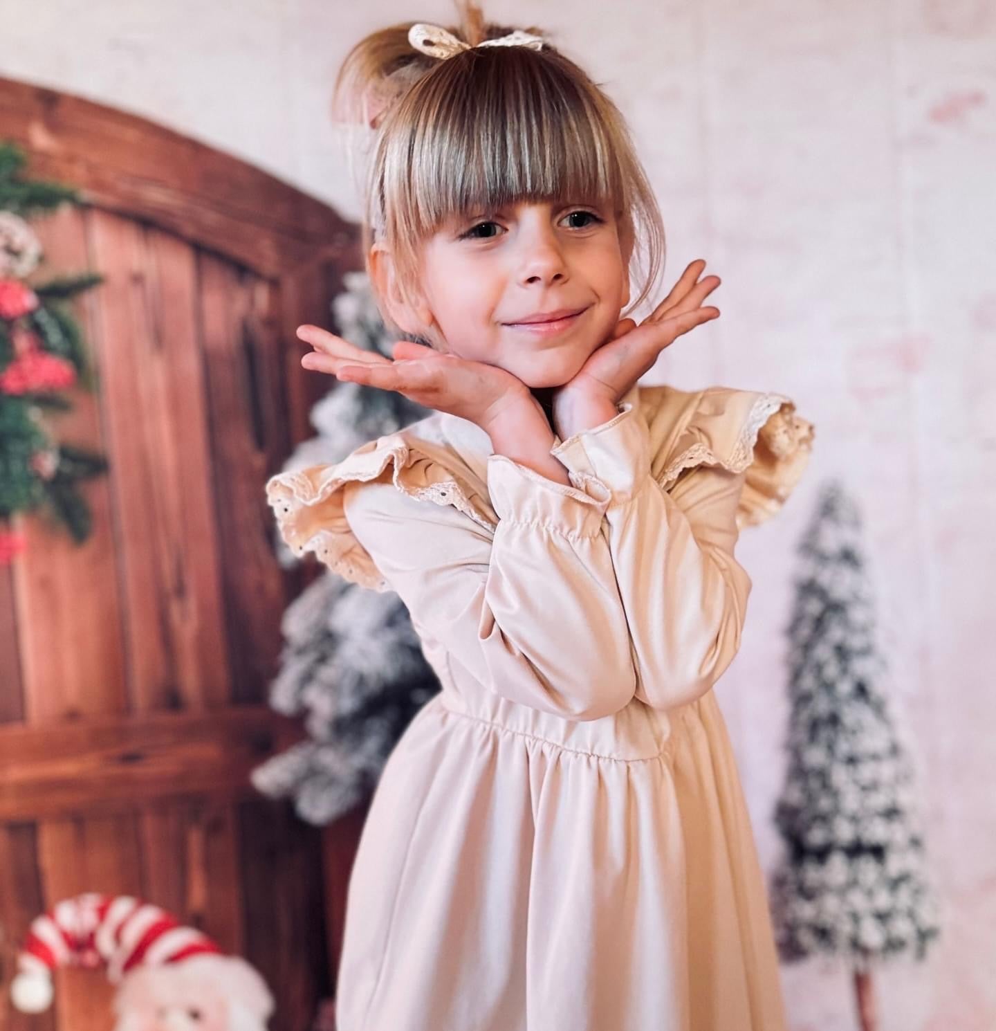 Jurkje ’Magdalena’ Beige Met Ruches en Kraag