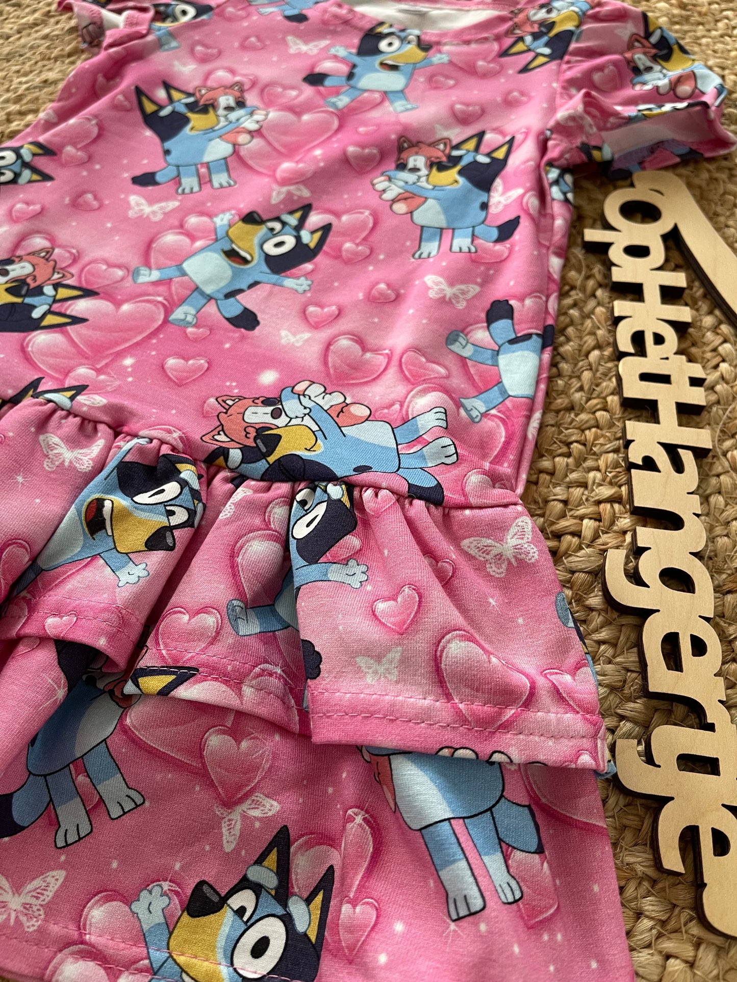 Meisjes Jurkje ‘Bluey’ Korte Mouwen en Ruches Met Bluey Motief