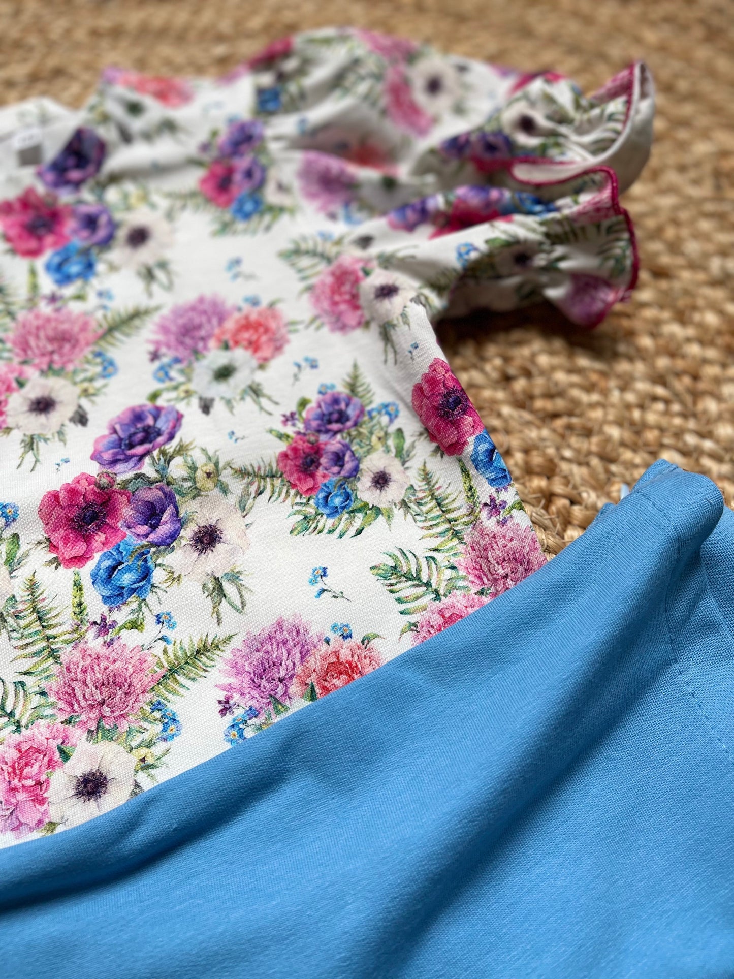 Meisjes Setje ‘Camille’ Met Blouse Met Korte Mouwen Met Elastiek Met Knoopjessluiting Achterzijde Bloemenmotief Met Broek-Rok Ritssluiting Blauw