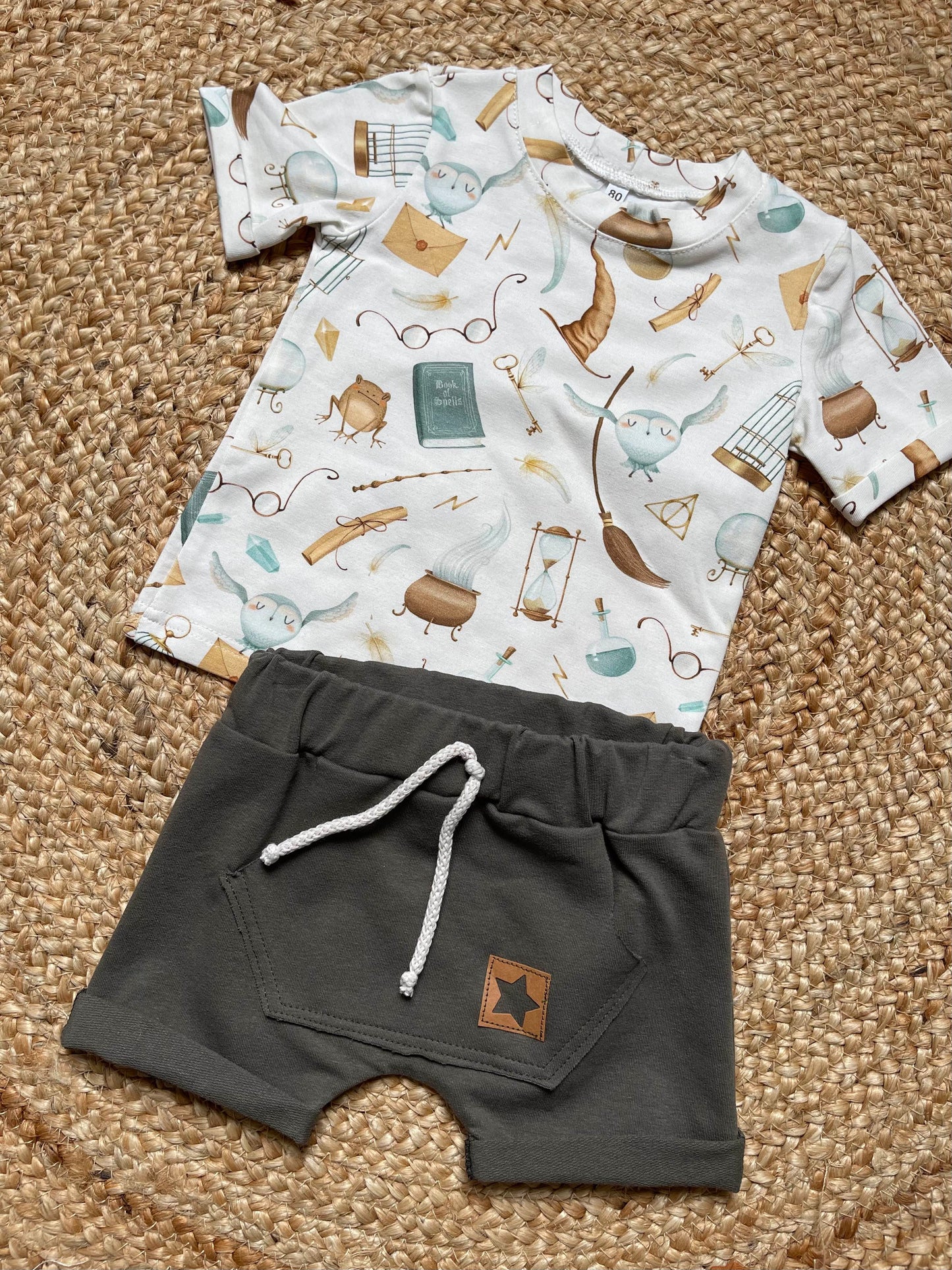 Jongens Setje 'Harry' T-Shirt Met Tovenaarsprint Met 2 Shorts Camel / Antraciet