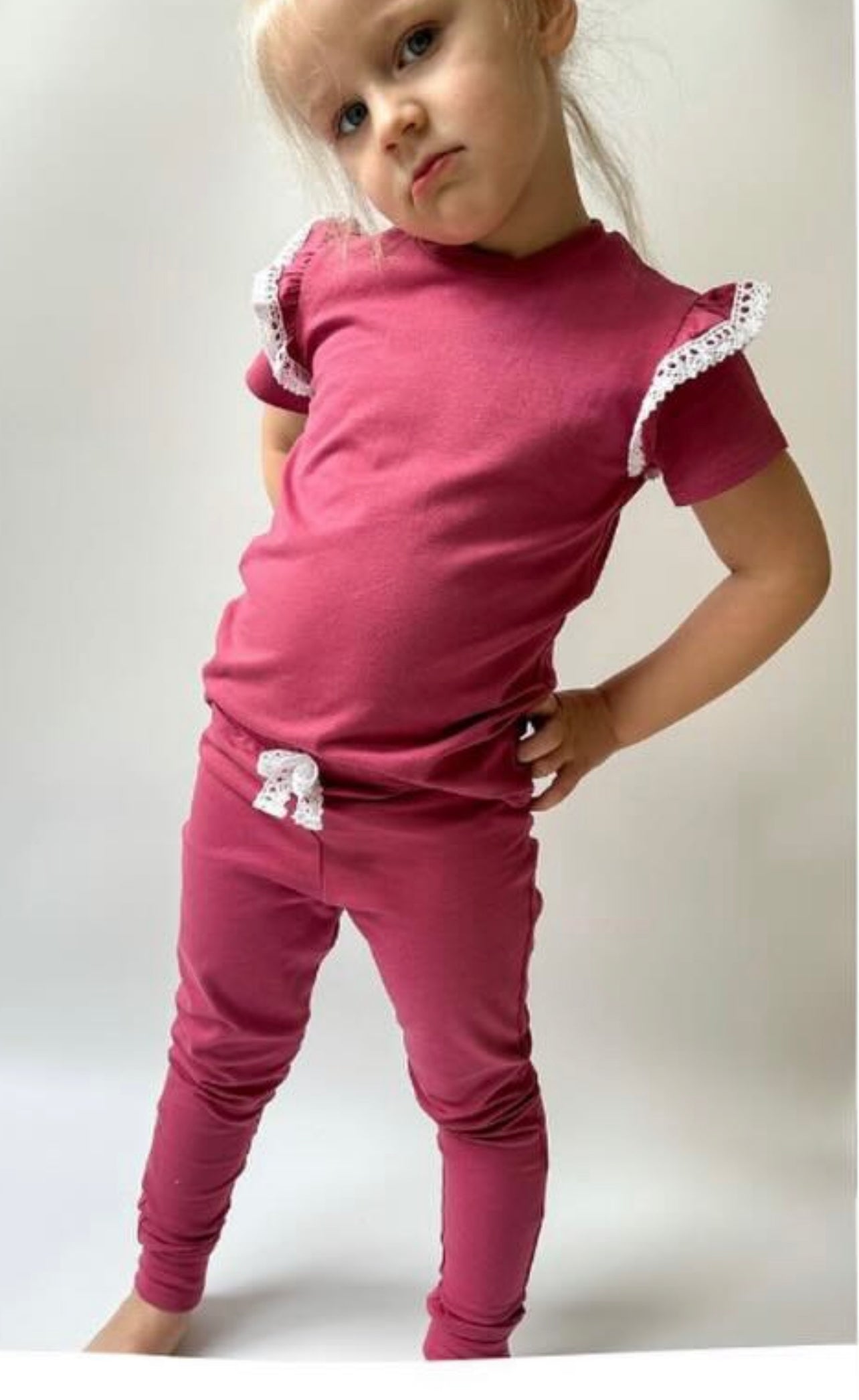 Meisjes Setje ‘Lotte Donker-Roze’ Shirt Met Ruches Met Kanten Afwerking En Legging Donker-Roze