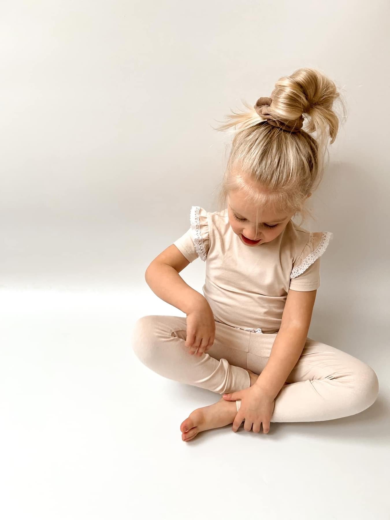 Meisjes Setje ‘Lotte Beige’ Shirt Met Ruches Met Kanten Afwerking En Legging Beige