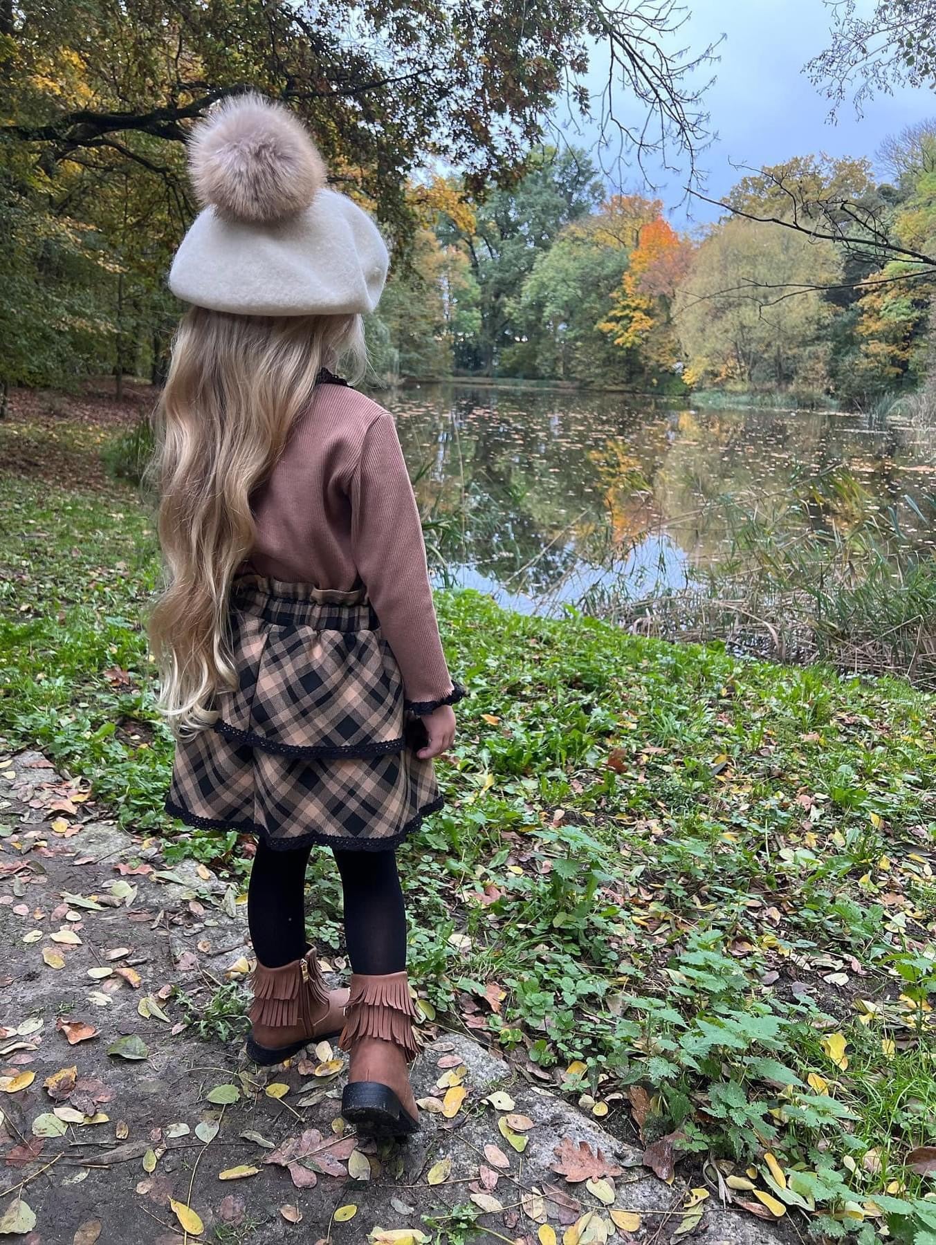 Meisjes Setje ‘Mia’ Blouse Met Col en Decoratieve Boord Beige en Rokje Met Gedecoreerde Ruches en Elastische Band Beige - Zwart