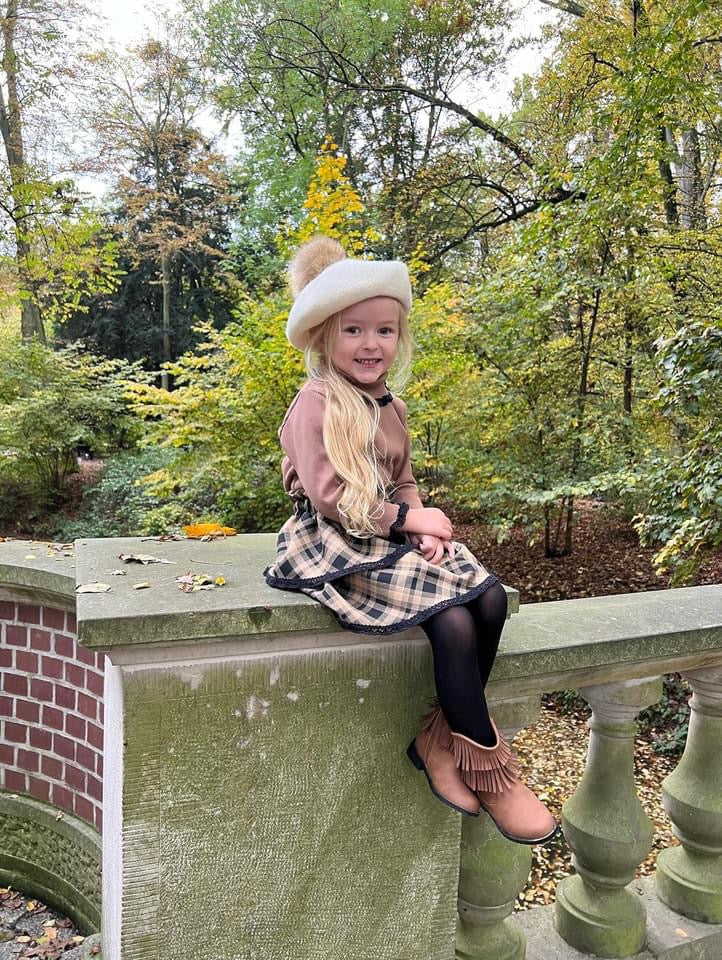 Meisjes Setje ‘Mia’ Blouse Met Col en Decoratieve Boord Beige en Rokje Met Gedecoreerde Ruches en Elastische Band Beige - Zwart