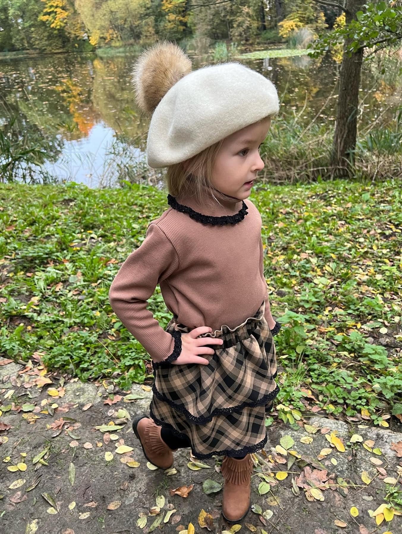 Meisjes Setje ‘Mia’ Blouse Met Col en Decoratieve Boord Beige en Rokje Met Gedecoreerde Ruches en Elastische Band Beige - Zwart