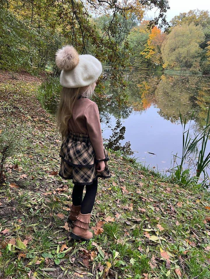 Meisjes Setje ‘Mia’ Blouse Met Col en Decoratieve Boord Beige en Rokje Met Gedecoreerde Ruches en Elastische Band Beige - Zwart