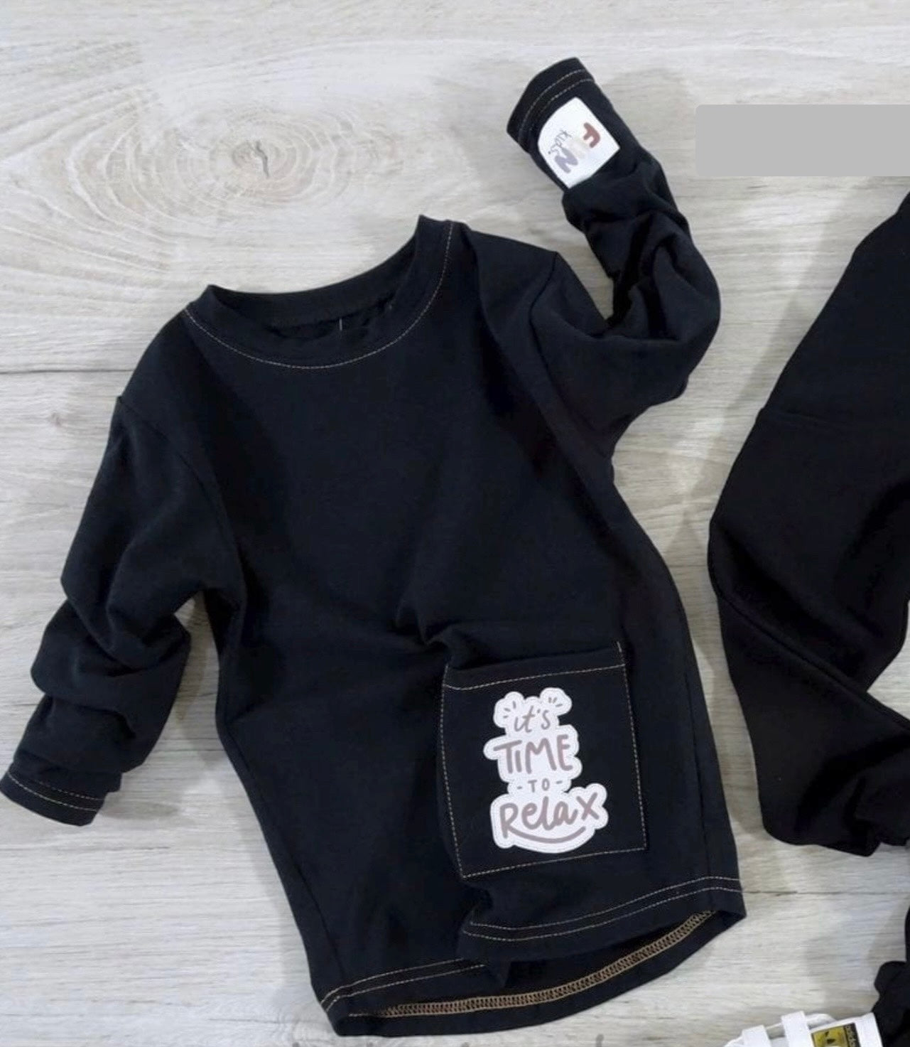 Meisjes Longsleeve 'It’s Time To Relax' Met Opgenaaide Zak Zwart