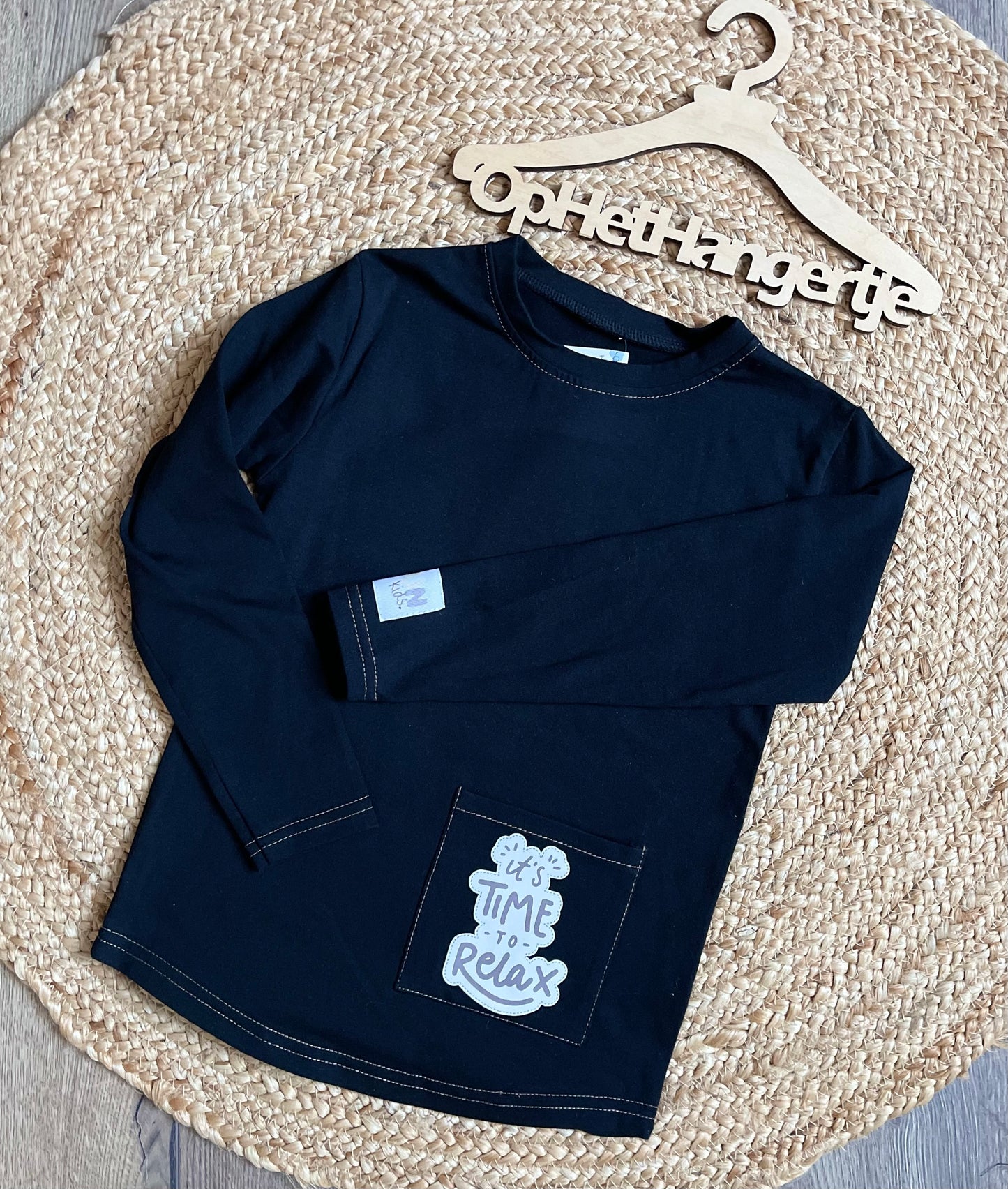 Meisjes Longsleeve 'It’s Time To Relax' Met Opgenaaide Zak Zwart