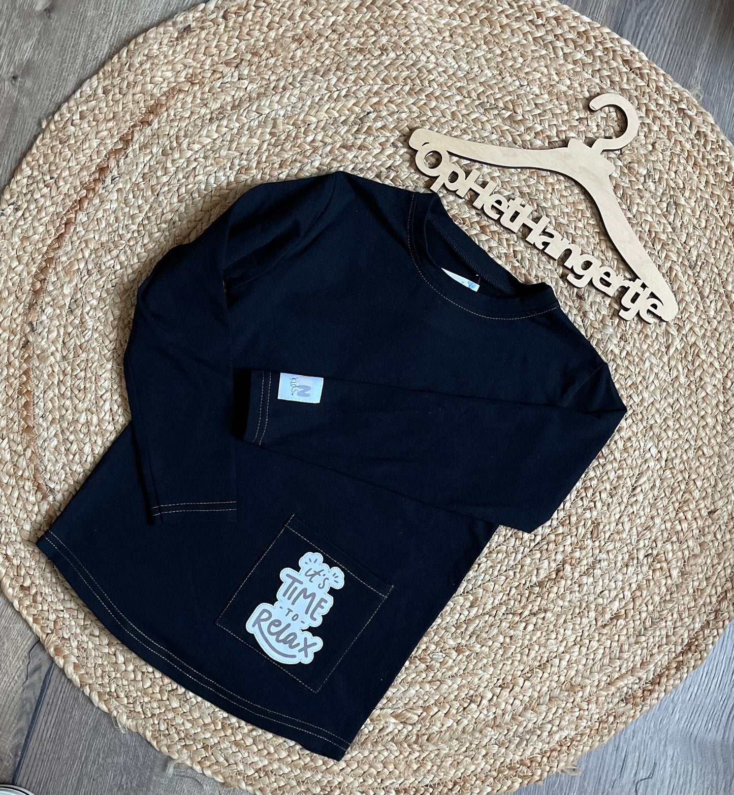 Meisjes Longsleeve 'It’s Time To Relax' Met Opgenaaide Zak Zwart