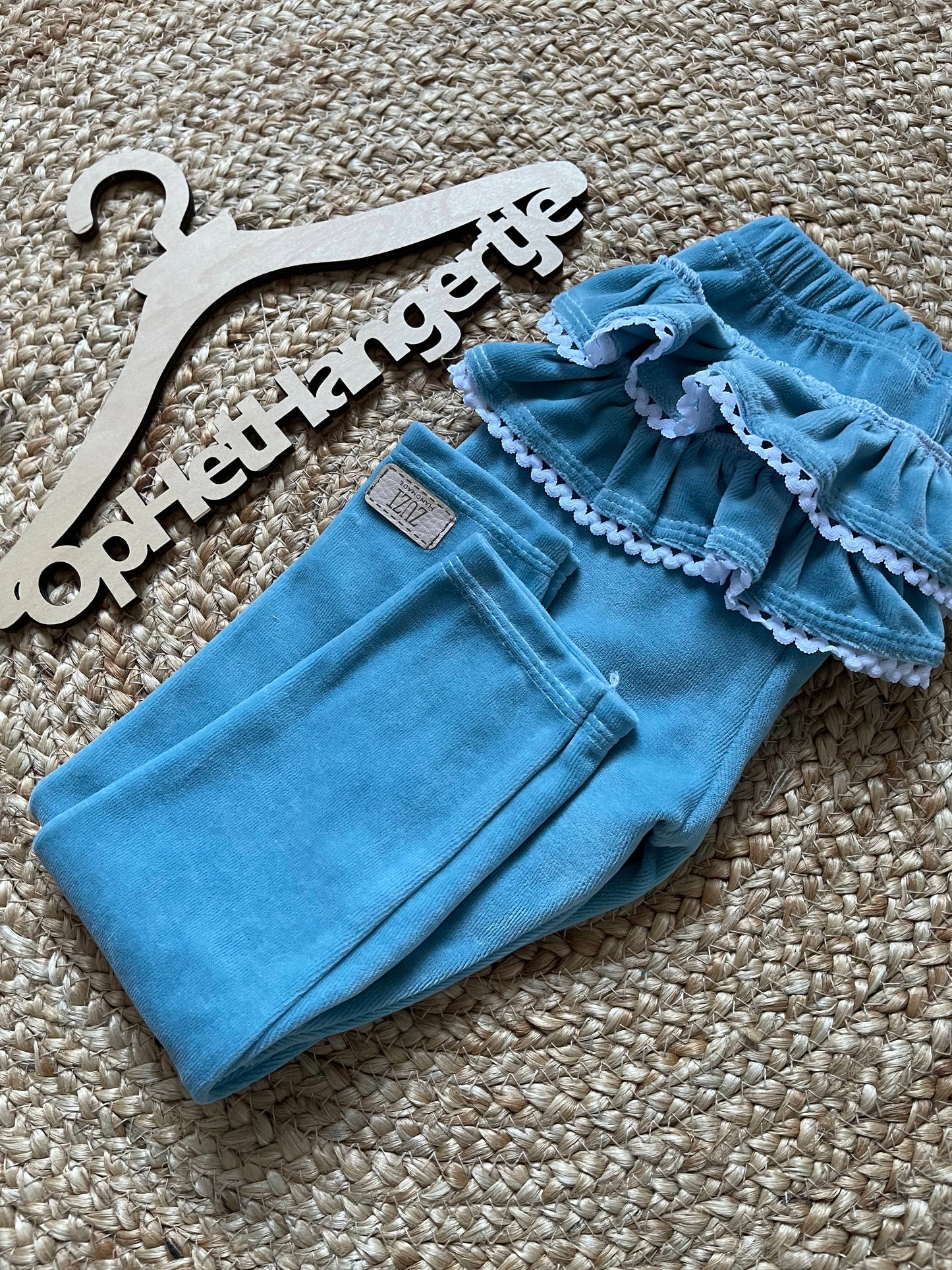 Meisjes Legging  ‘Rosalie’ Velours Met Ruches Met Kant Hemels-Blauw