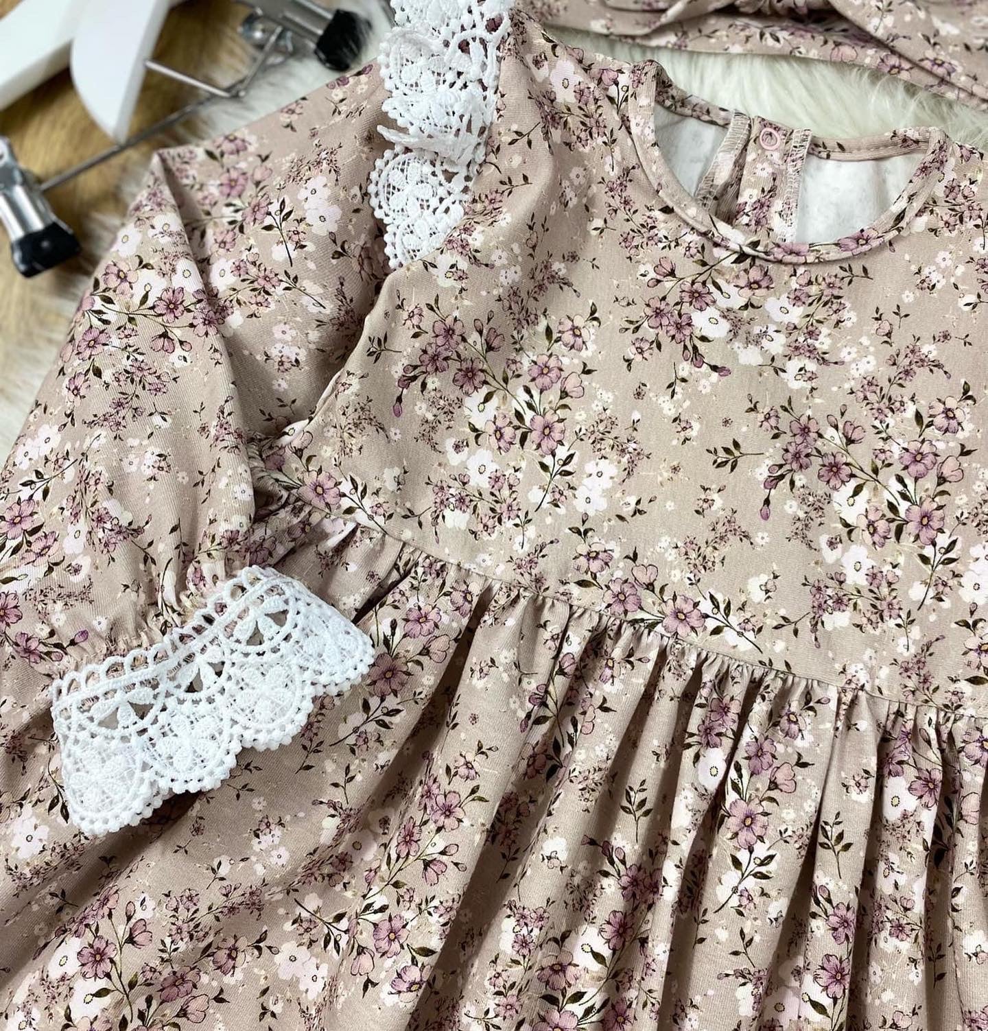 Klassiek Jurkje 'Bloesem' Latte Met Bloemenmotief en Haardband