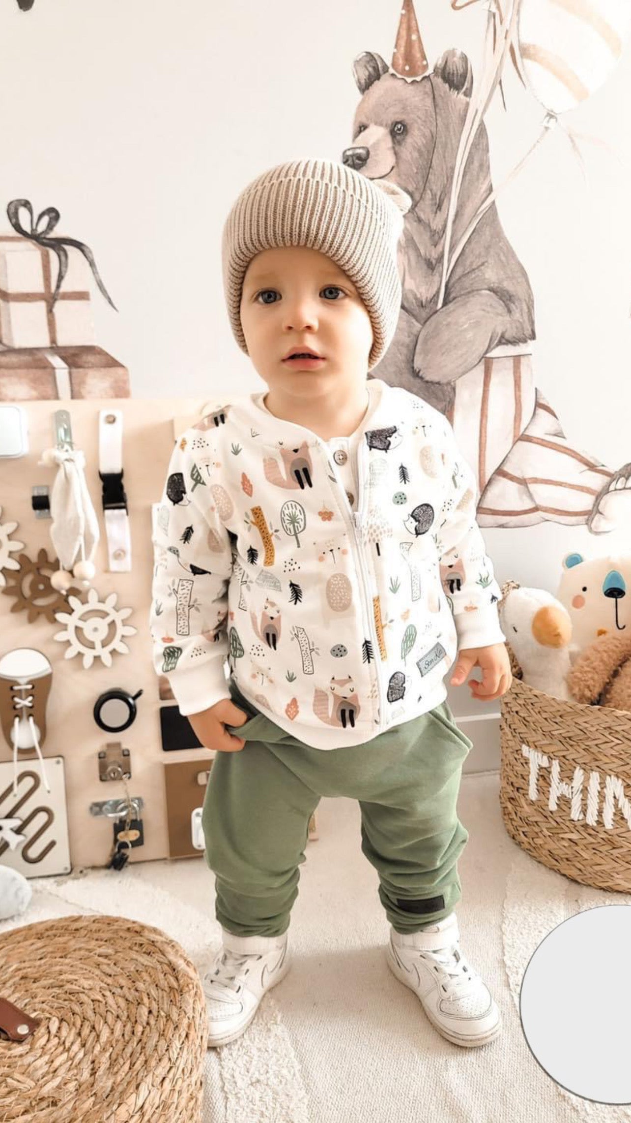 Jongens Setje 'Bosdieren' Vestje Met Rits Dierenprint Wit en Joggingbroek Met Zakken Olijf-Groen