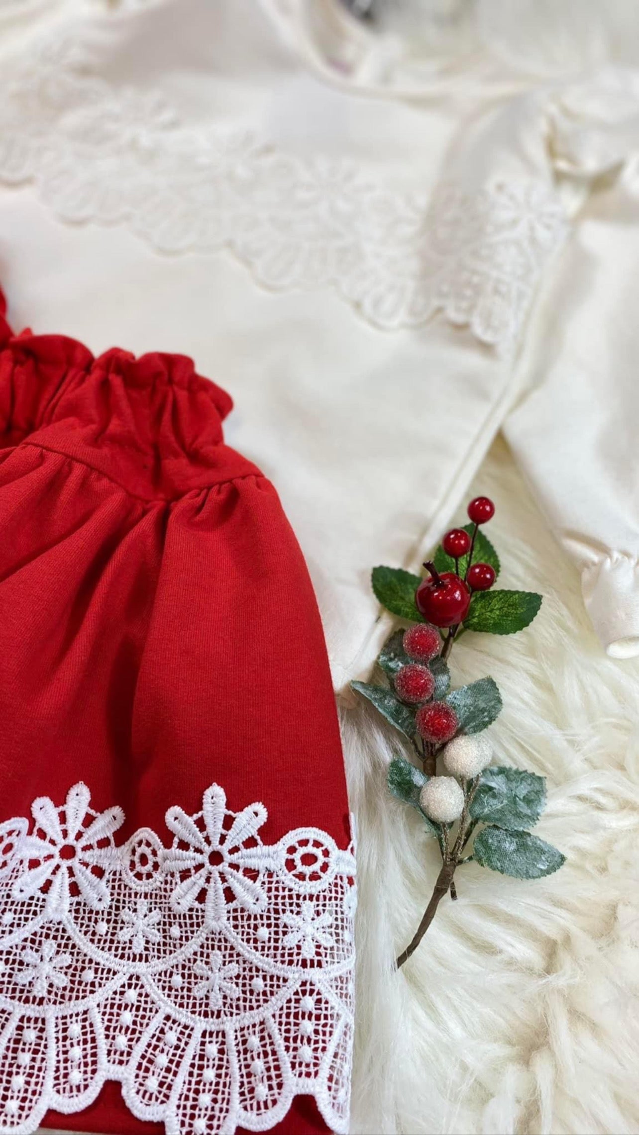 Meisjes Setje 'Elena' Blouse Met Ruches en Borduursel Wit en Rokje Met Wit Borduursel Rood