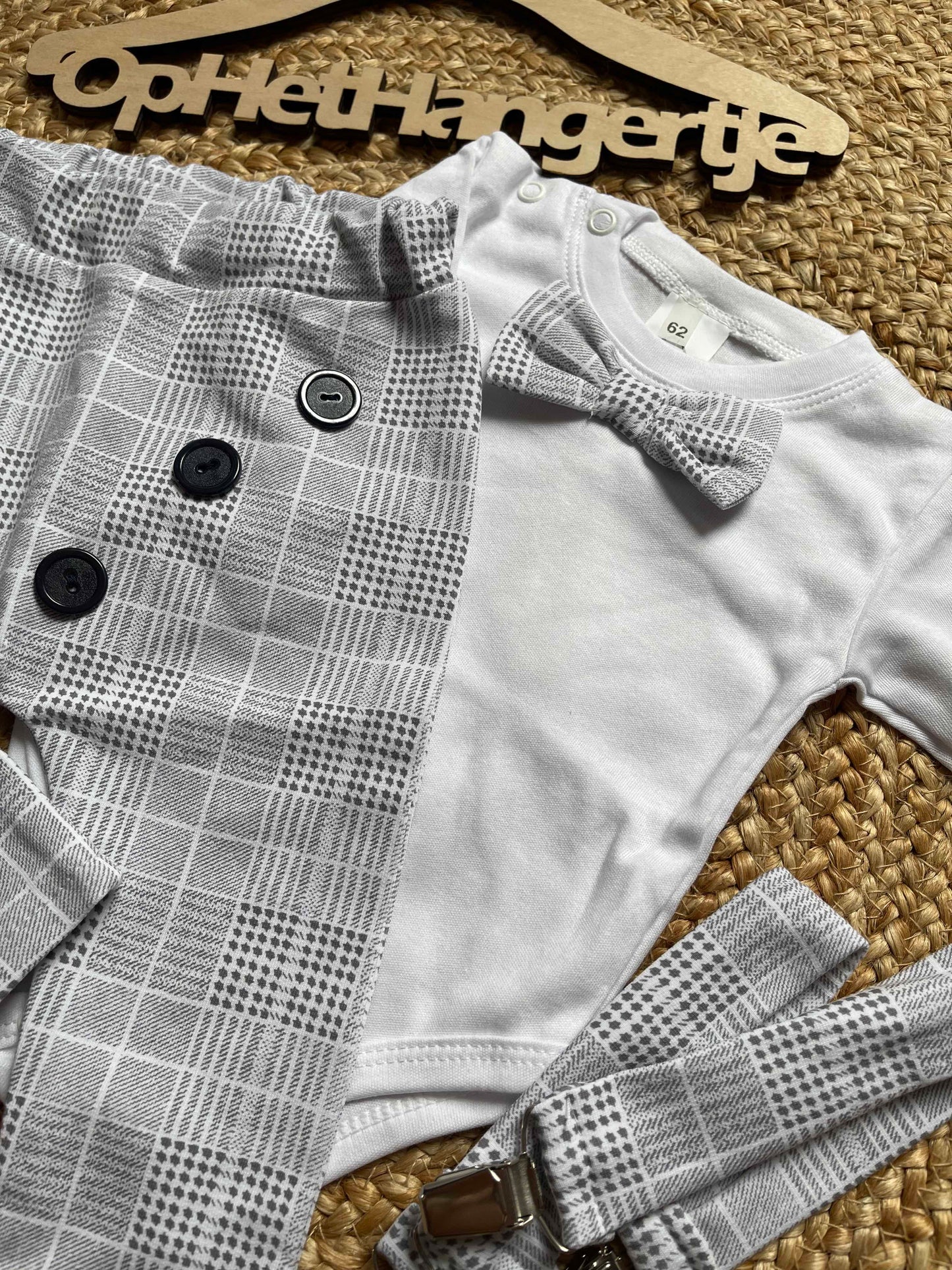 Stoer Pakje Twee-delig 'Blitse Bretels' Grijs Geruit Broek en Bretels Witte Romper met Vlinderdas