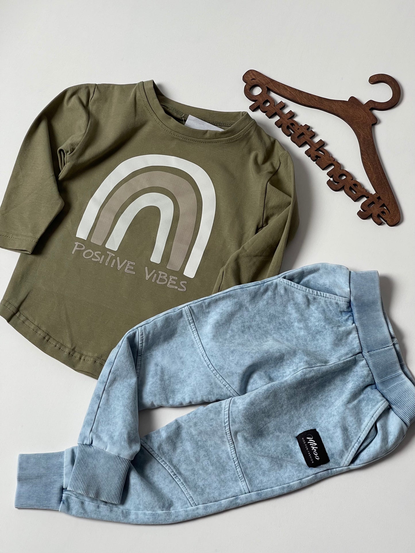 Unisex Longsleeve 'Positive Vibes' Olijf-Groen