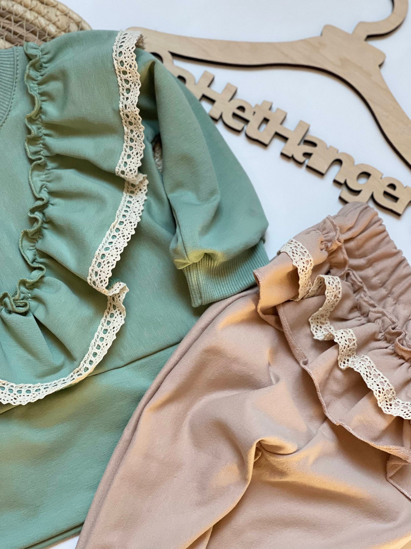 Meisjes Setje Sweatshirt met Ruches en Borduursel Zacht Olijf-Groen En Legging Met Ruches en Borduursel Beige