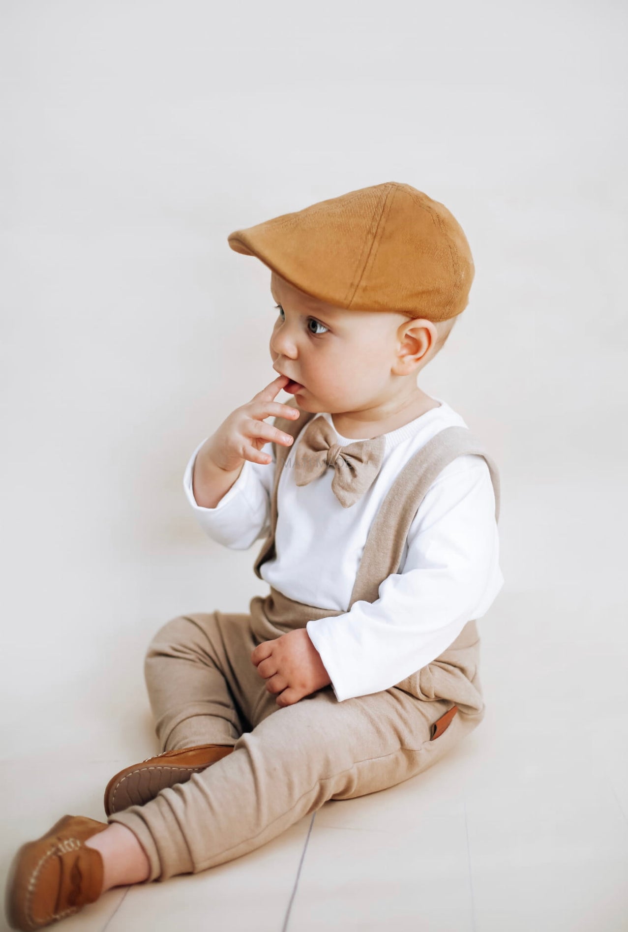 Jongens Setje 'Artiest' Longsleeve met Vlinderdas Wit en Broek Met Vaste Bretels Beige