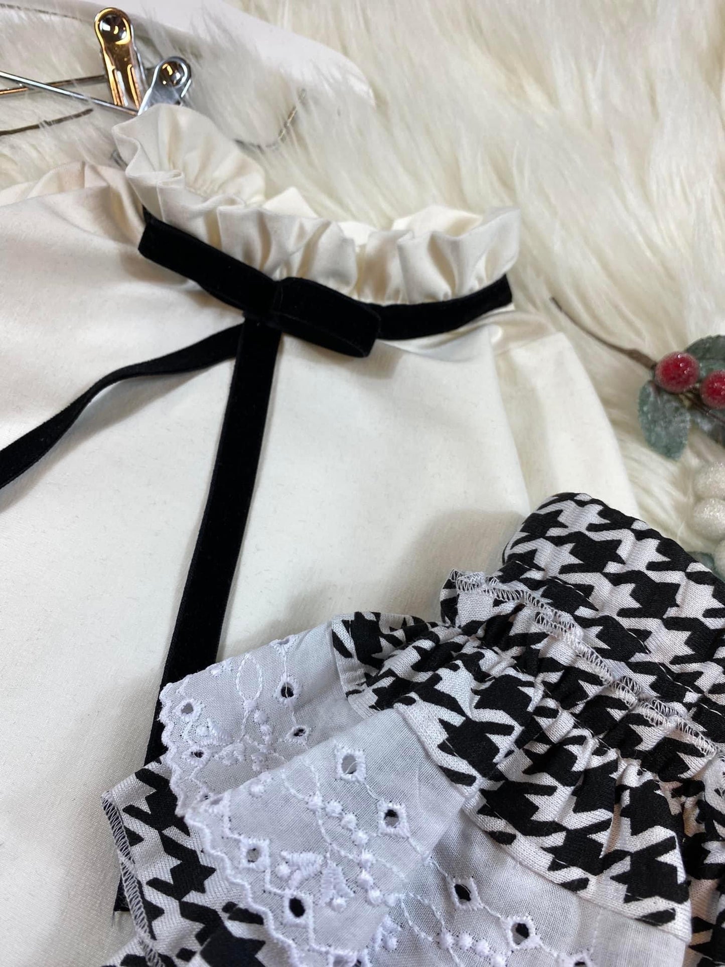 Meisjes Blouse Met Decoratieve Opstaande Kraag en Decoratieve Velours Strik Wit