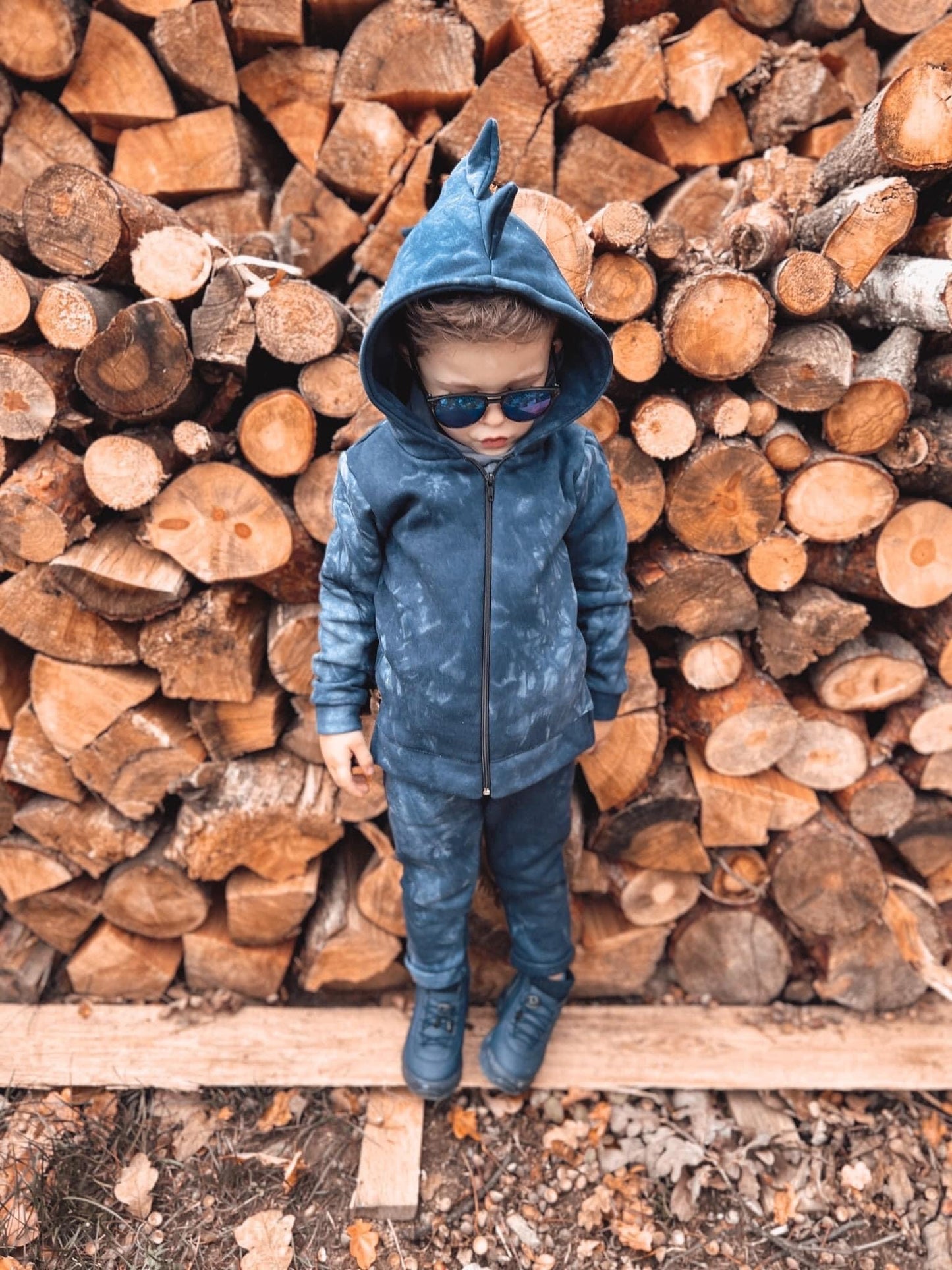 Jongens Setje 'T-Rex' Jack Met Capuchon Dinosaurus Stekels op Achterzijde En Broek Donkel-Blauw Stonewashed Motief