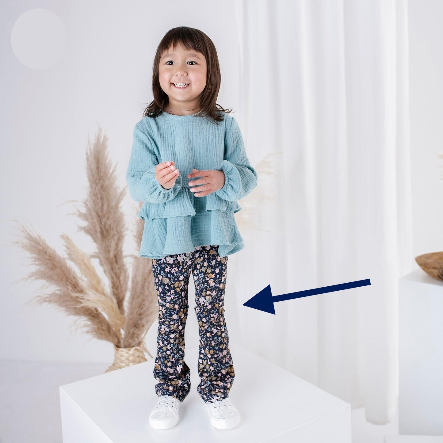 Meisjes Flair Broek ‘Fleur’ Met Wijd Uitlopende Pijpen Donker-Blauw Met Bloemenmotief