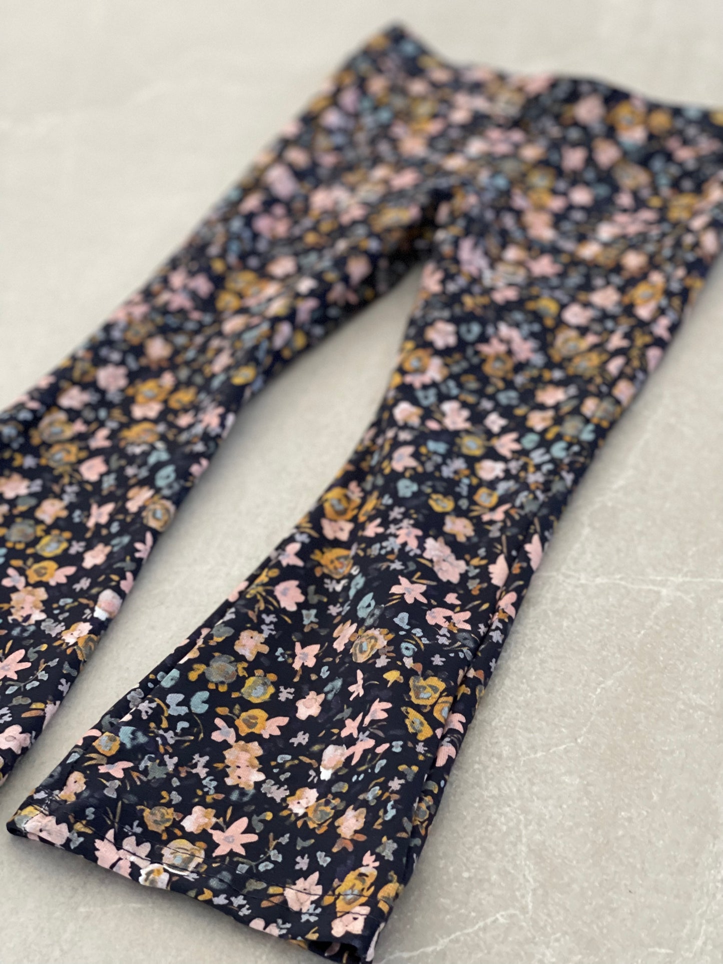 Meisjes Flair Broek ‘Fleur’ Met Wijd Uitlopende Pijpen Donker-Blauw Met Bloemenmotief