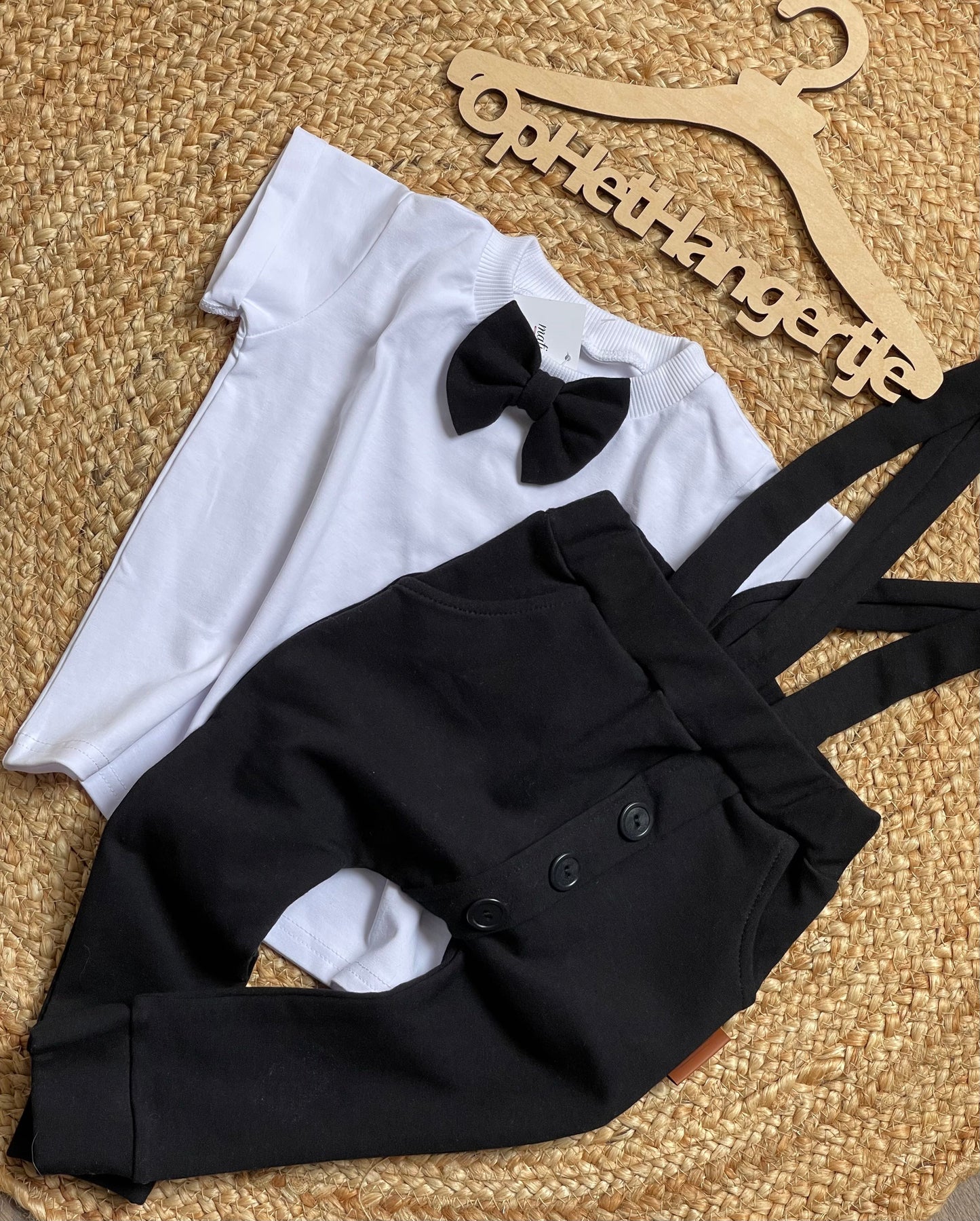 Jongens Setje 'Salvadore' T-shirt met Vlinderdas Wit en Broek Met Vaste Bretels Decoratieve Knopen Zwart