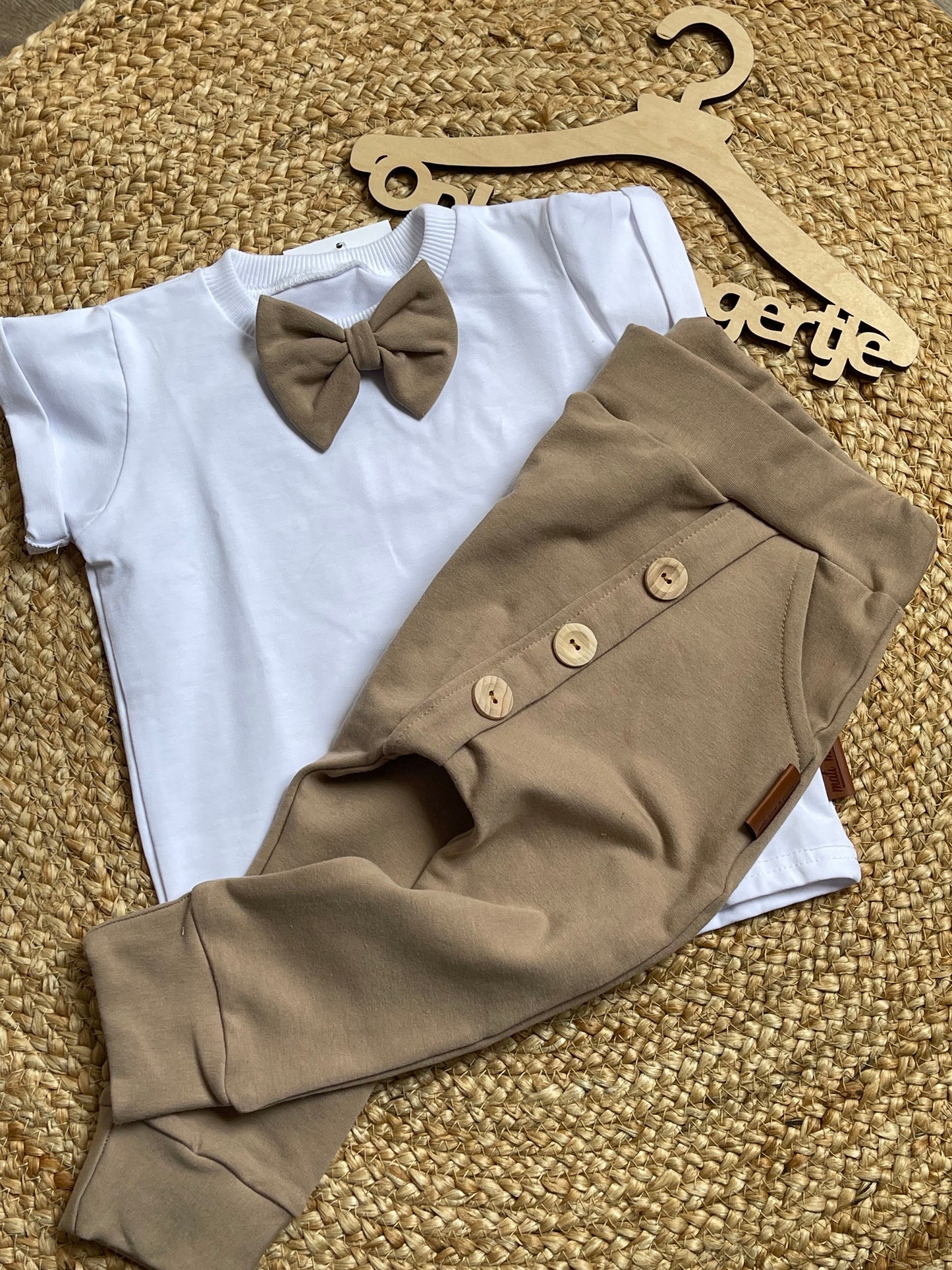 Jongens Setje 'Entertainer' T-shirt met Vlinderdas Wit en Broek Decoratieve Knopen Beige