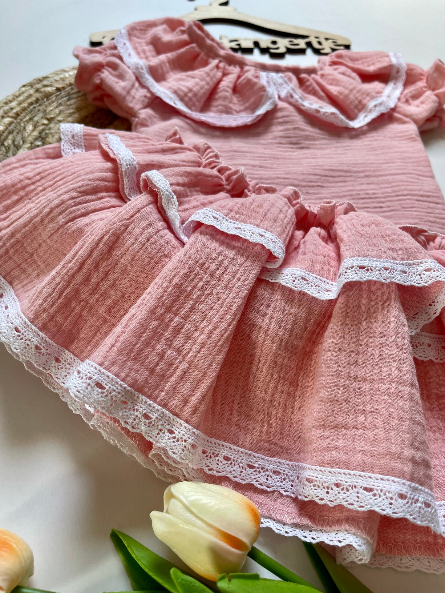 Setje Mousseline T-Shirt met Ruches Roze met Mousseline Bloomer Rokje met Ruches Roze met Haarspeld