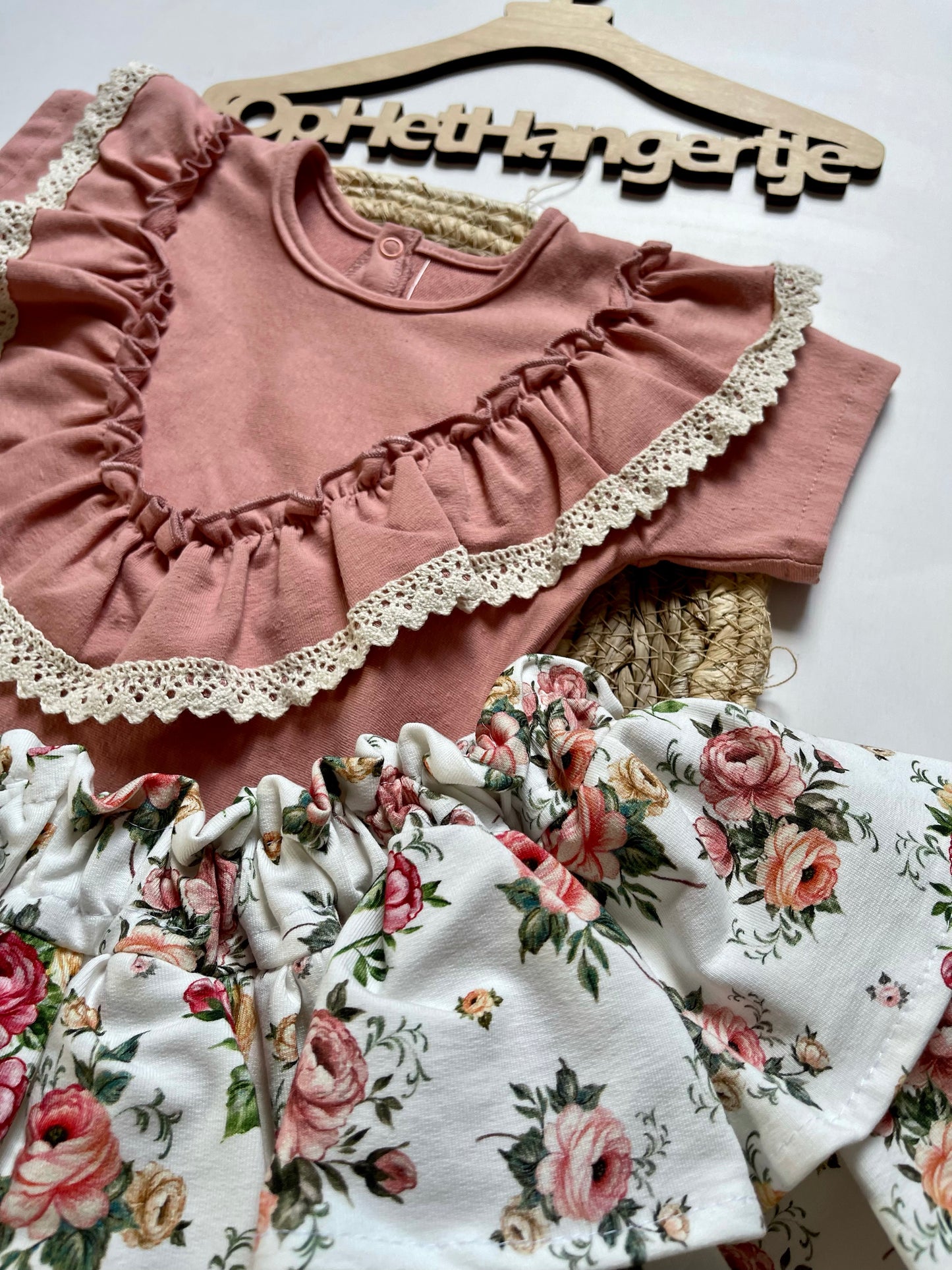 Setje T-Shirt met Ruche Oud Roze met Rokje met Ruches Bloemenmotief Ecru