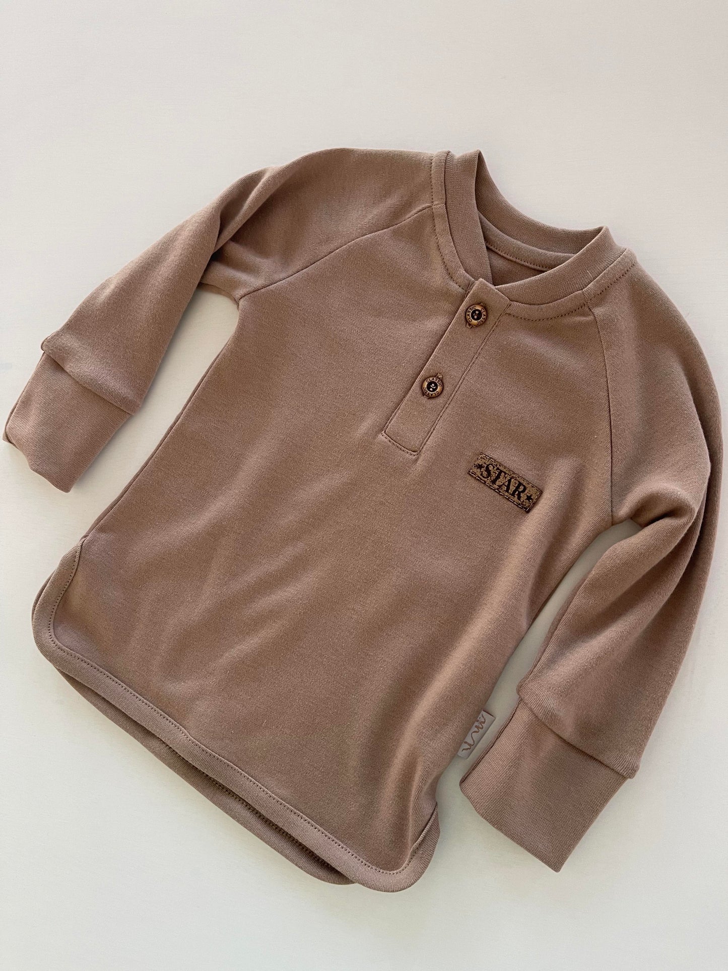Jongens Longsleeve 'Star' met Knoopjes Lattee