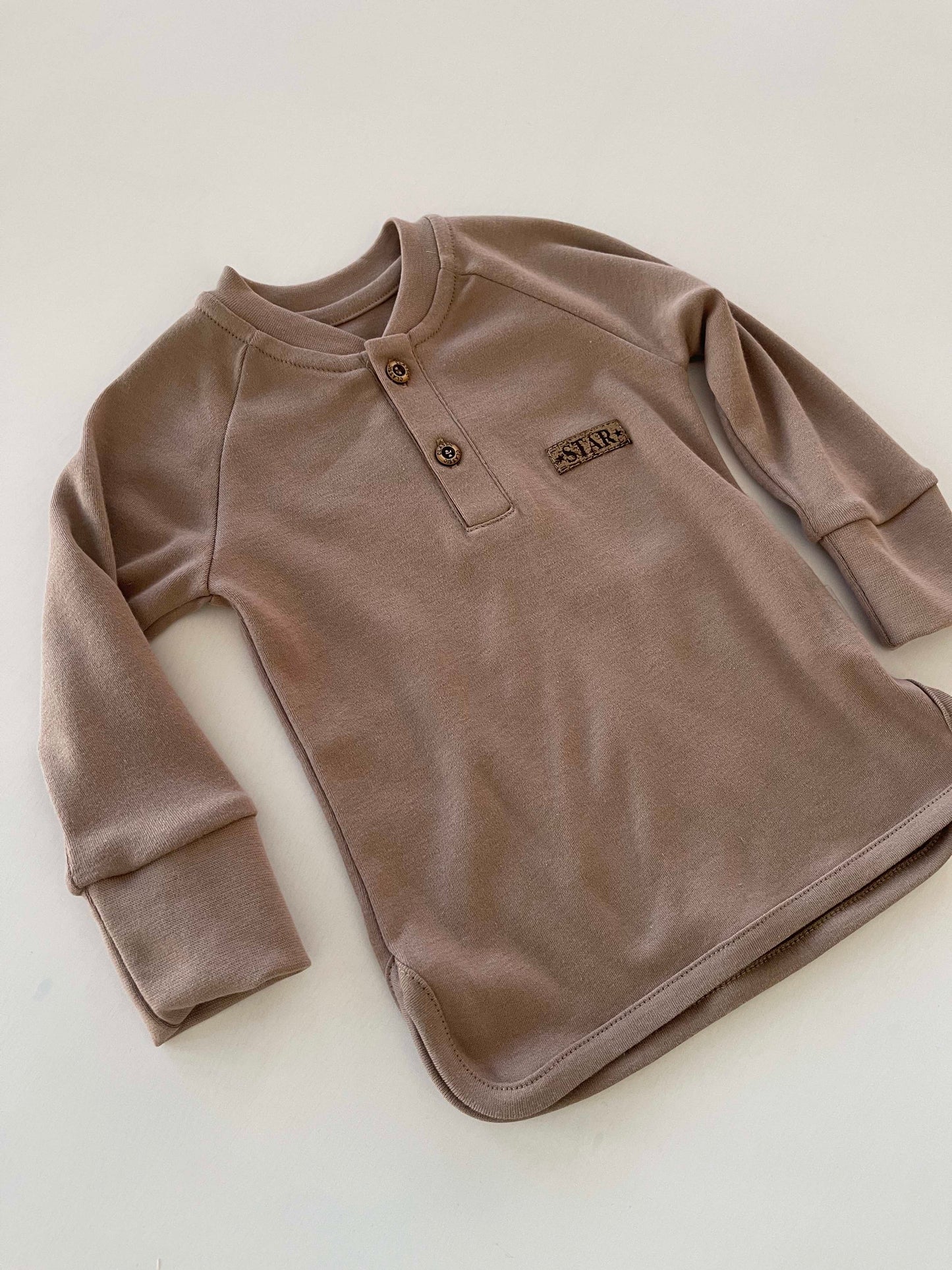 Jongens Longsleeve 'Star' met Knoopjes Lattee