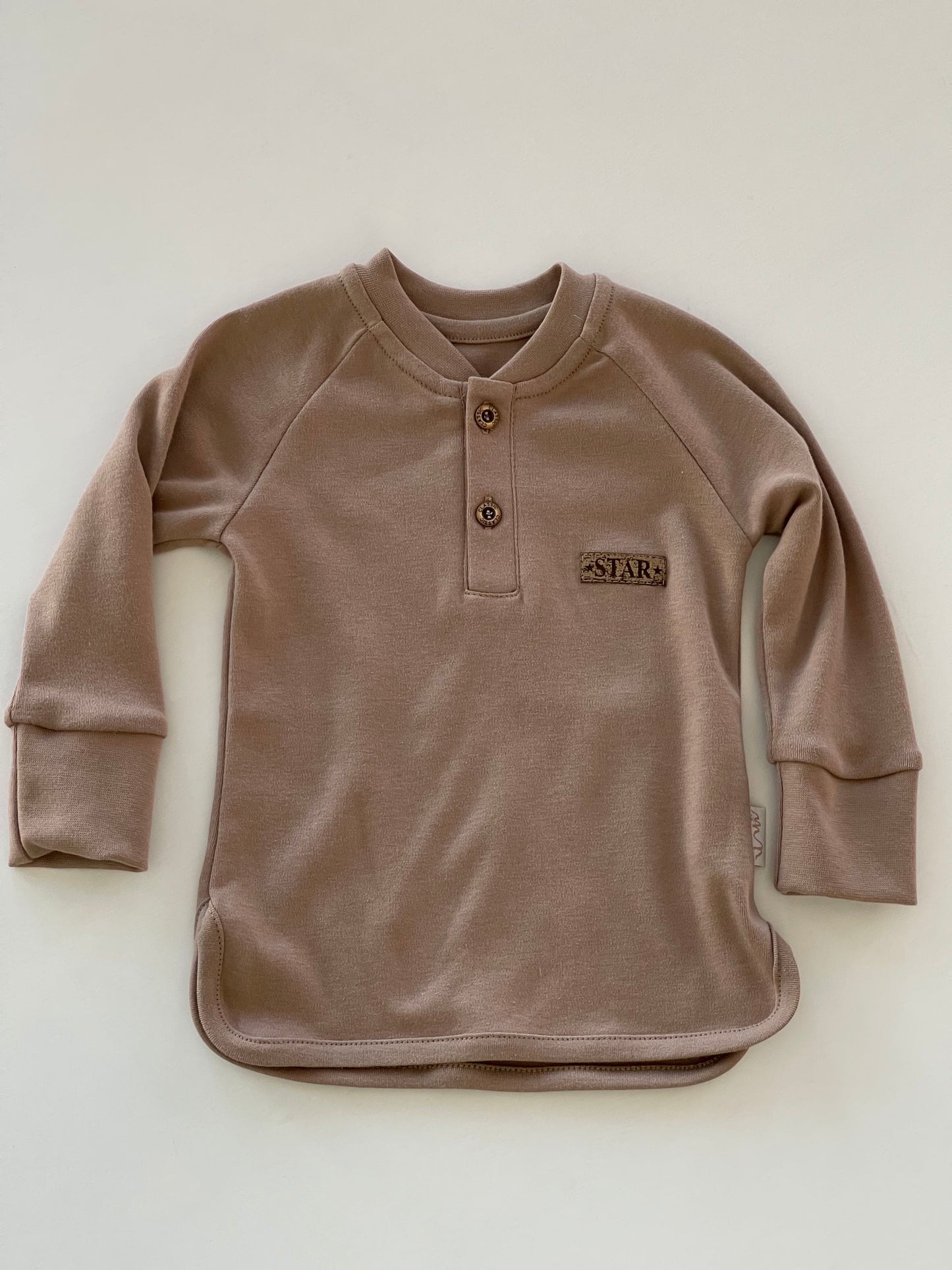 Jongens Longsleeve 'Star' met Knoopjes Lattee