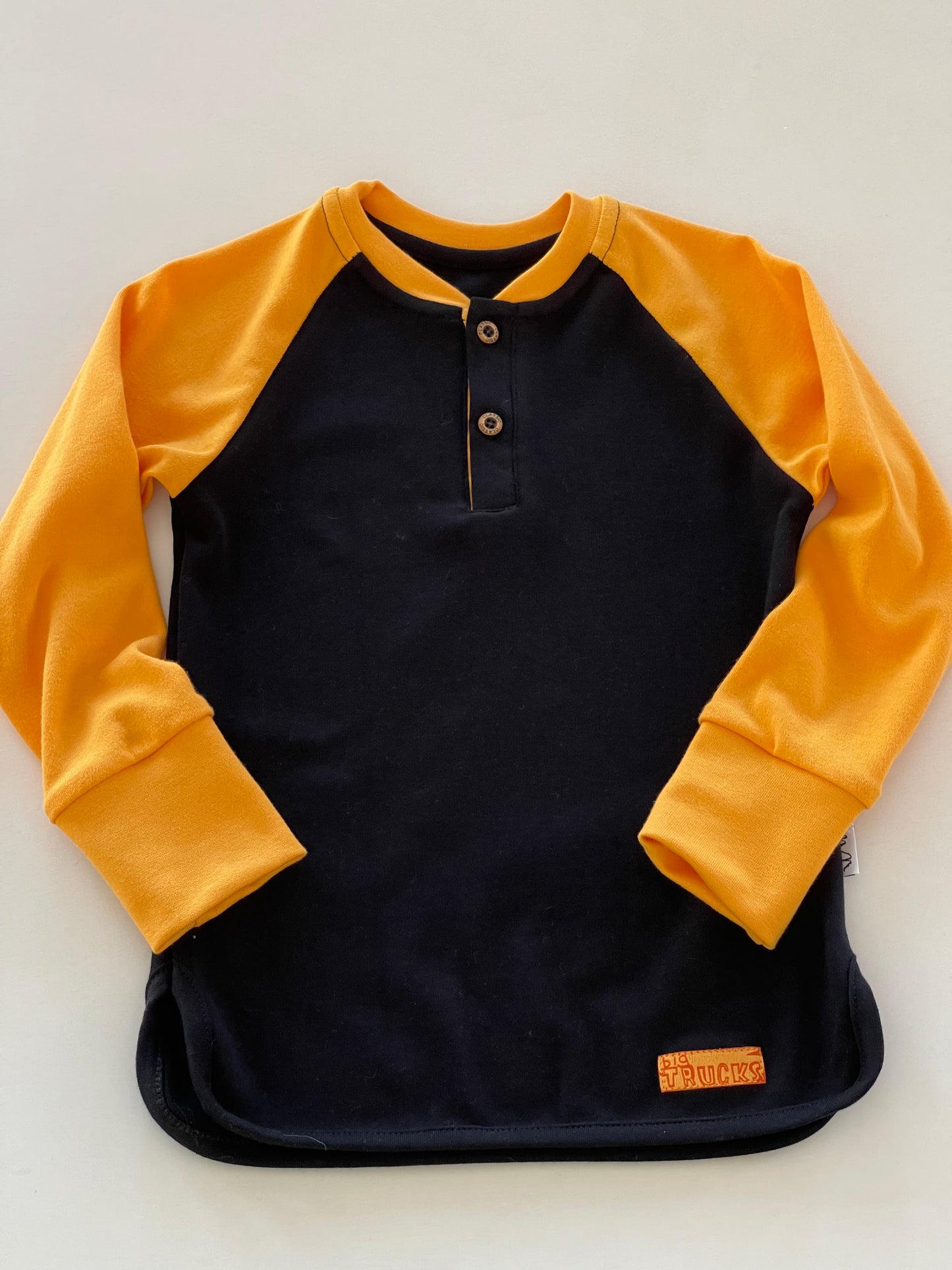 Jongens Longsleeve 'Big Trucks' met Knoopjes Zwart / Camel