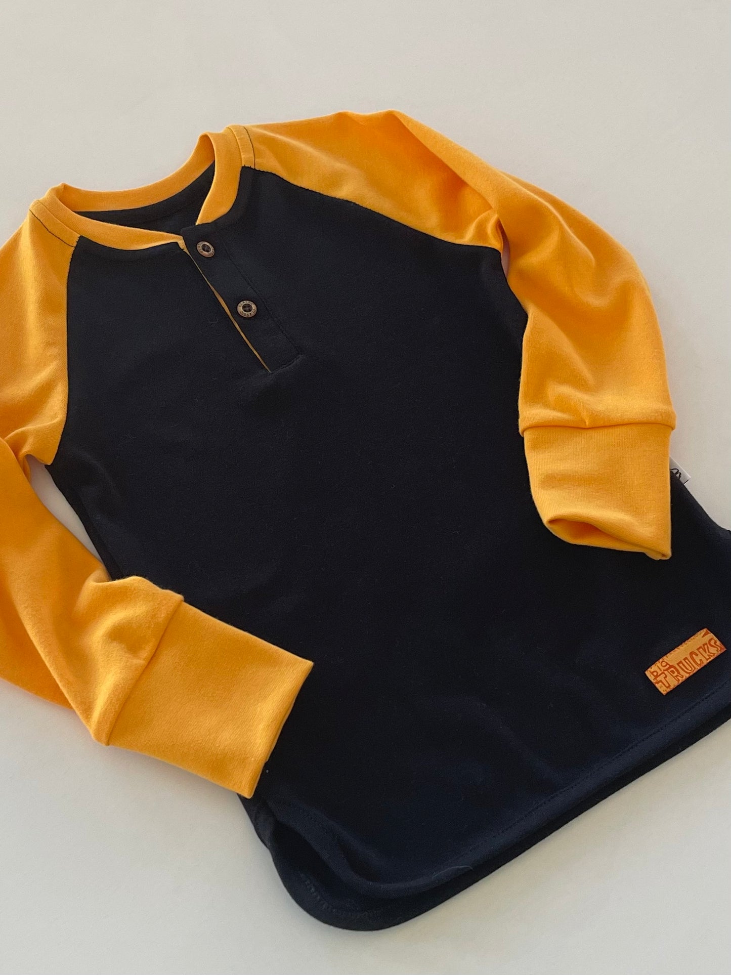 Jongens Longsleeve 'Big Trucks' met Knoopjes Zwart / Camel
