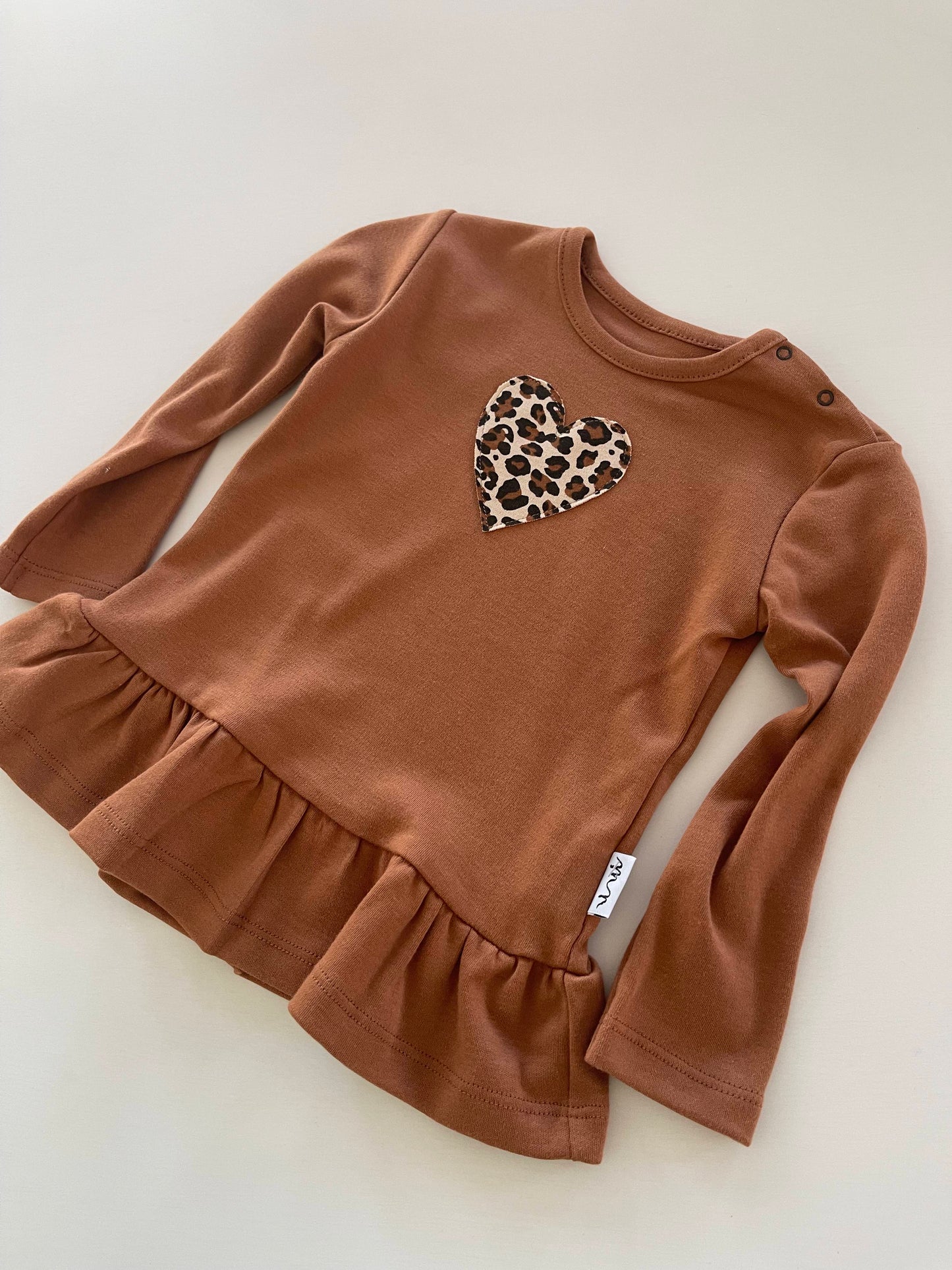 Meisjes Longsleeve 'Heart' met decoratief Hart, Ruche en Drukknoopjes Camel