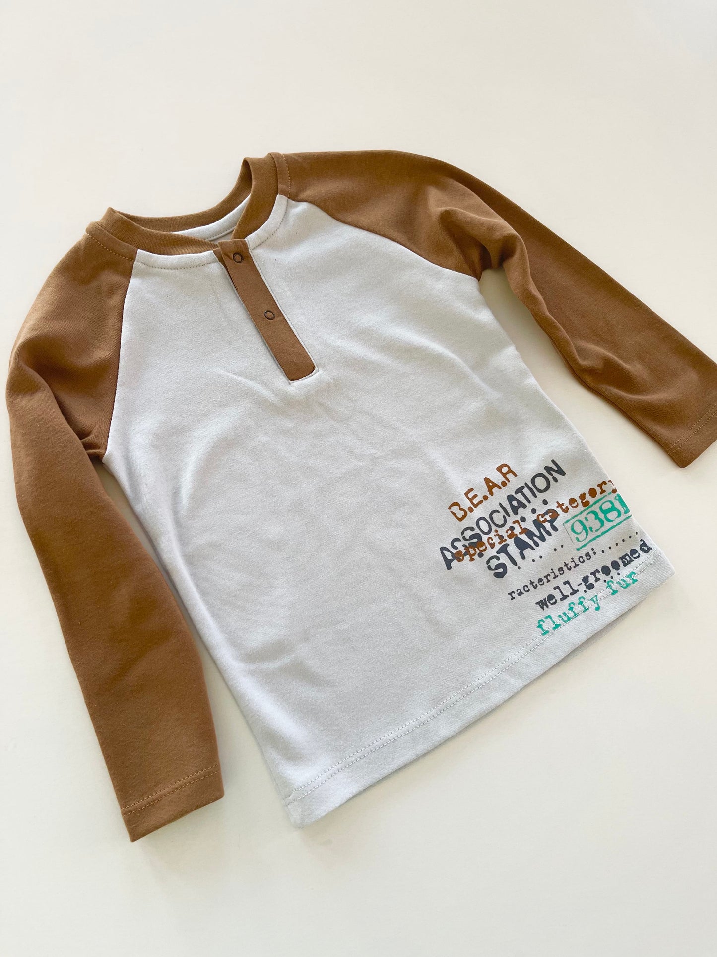 Jongens Longsleeve 'Stamp' met Drukknoopjes Bruin / Licht Grijs