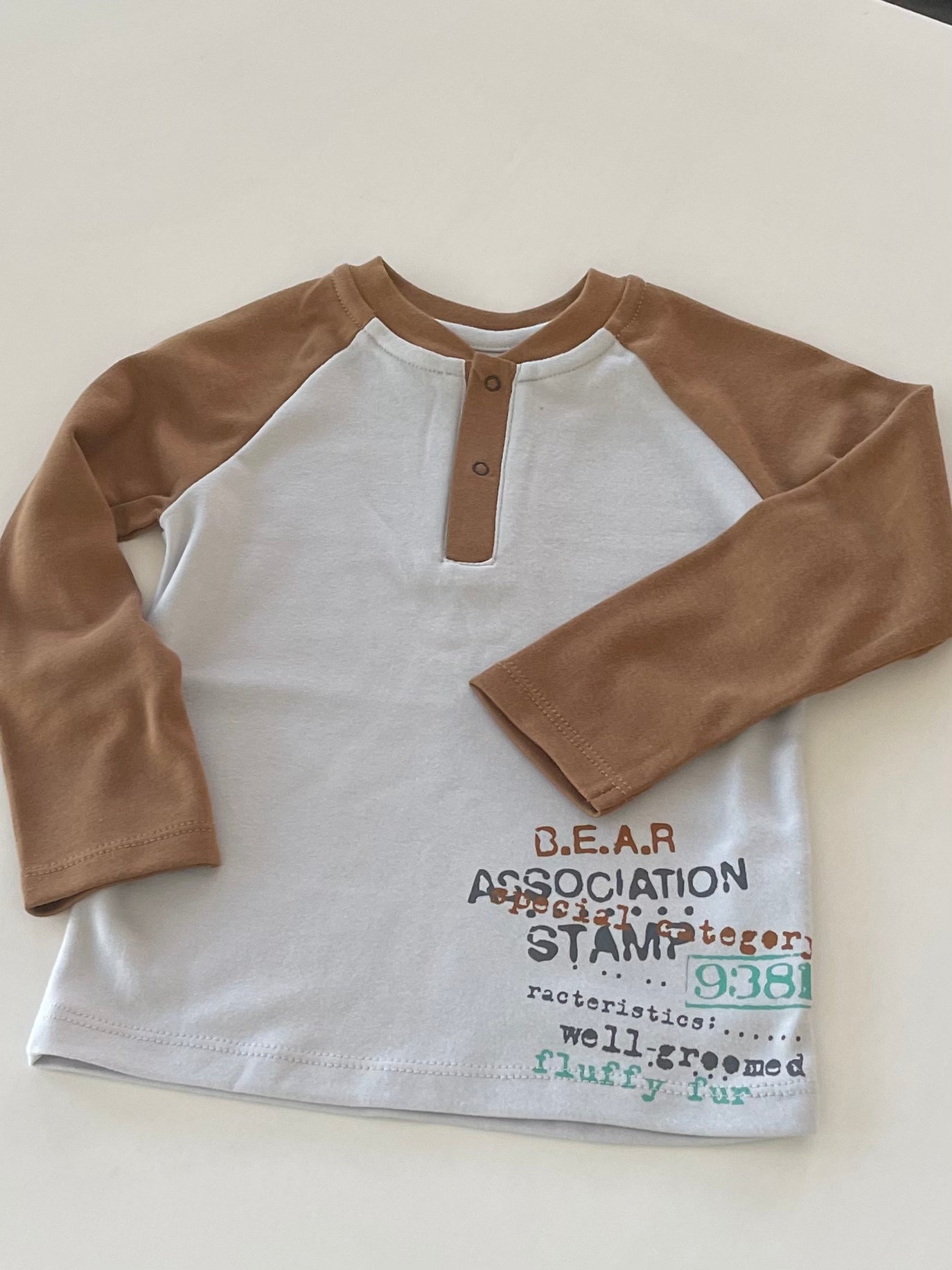 Jongens Longsleeve 'Stamp' met Drukknoopjes Bruin / Licht Grijs
