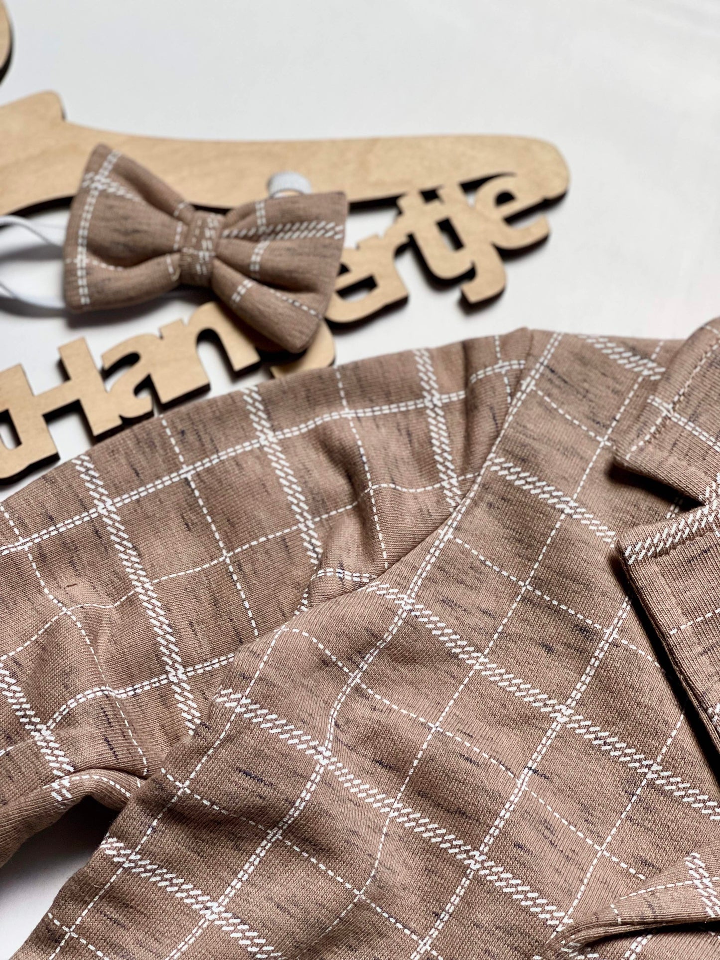 Stoer Pakje Twee-delig 'Boss' Beige Geruit Met Vlinderdas