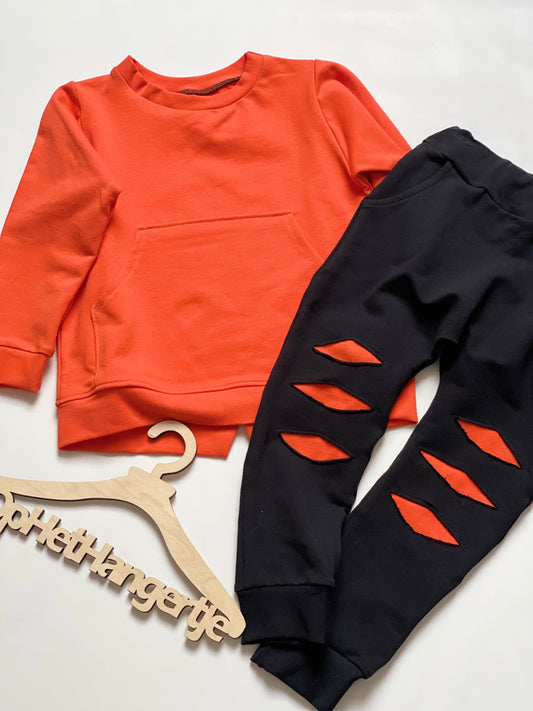 Jongens Setje 'Klauw' Sweatshirt met Dubbele Zak Oranje en Baggy Pants Zwart